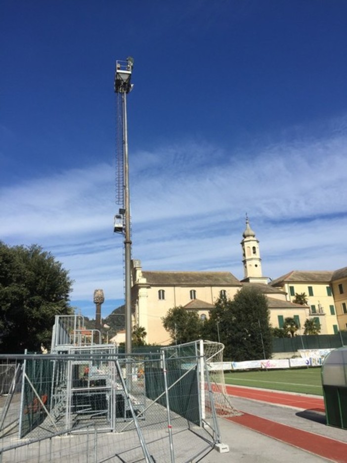 Finale, allo stadio &quot;Borel&quot; rimossa la prima torre faro: il video