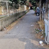 Savona, un lettore: “Strada che da via Nizza porta al sottopasso verso Legino sporca e abbandonata”