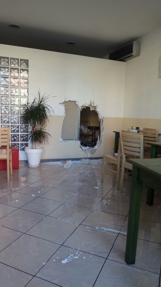 Albenga, spaccata al &quot;Bar Moneta&quot;: rubata una slot machine (FOTO)