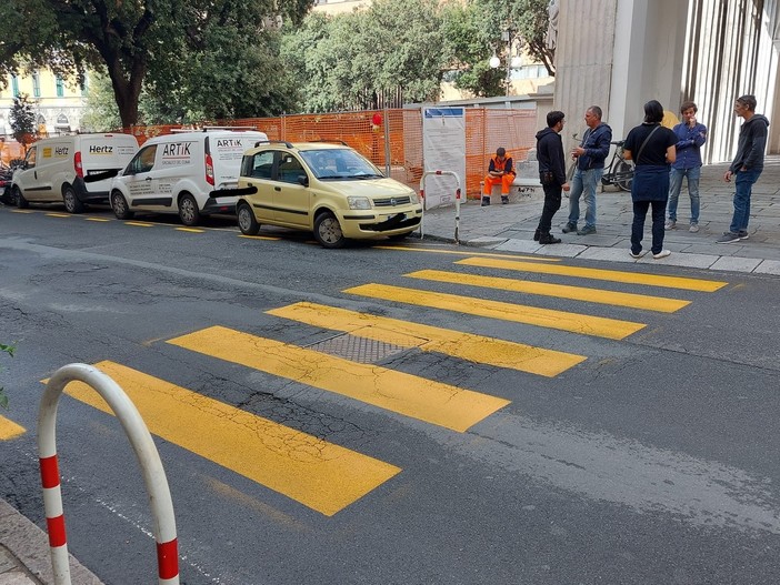 Restyling teatro Chiabrera, realizzate nuove strisce pedonali all'altezza del porticato