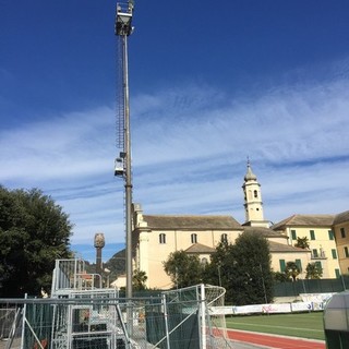 Finale, allo stadio &quot;Borel&quot; rimossa la prima torre faro: il video