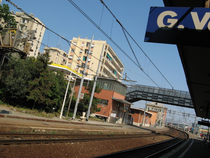 Tragedia a Voltri, ragazzo non si accorge del treno in arrivo e viene investito in stazione