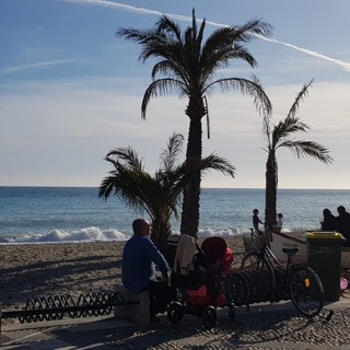 Finale, di nuovo possibile un tuffo in mare: pronta una nuova ordinanza per concedere nuovamente l'accesso al litorale