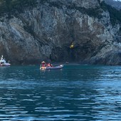 La spiaggetta di Punta Crena durante alcune operazioni di soccorso (immagine di repertorio)