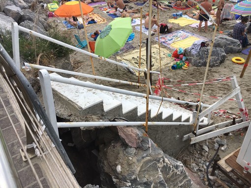 Manutenzione dei beni pubblici ad Alassio, le fotografie della scala in zona porto