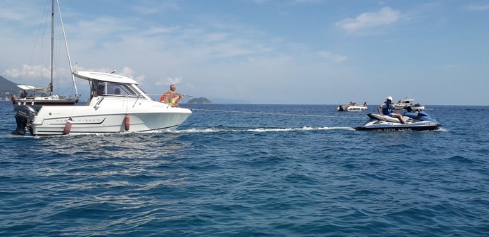 Alassio, la Squadra Nautica della Polizia di Stato soccorre due imbarcazioni in difficoltà (FOTO)
