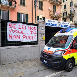 &quot;Se lei non vuole...tu non puoi!&quot;, striscione contro la violenza sulle donne dalla Croce Bianca