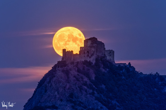 Sacra di San Michele baciata dalla Luna (foto di Valerio Minato)