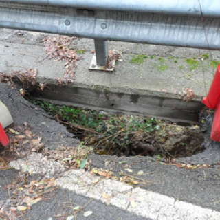 Buche, avvallamenti ed asfalto gruviera: in macchina sulla Provinciale 17 tra Rialto e Finale