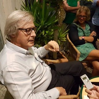 Sgarbi ad Alassio dice no alla riforma: &quot;Sono ignoranti come capre, che non mettano le loro mani sulla costituzione&quot;