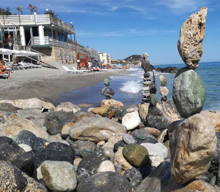 Finale Ligure scopre la magia dello Stone Balancing