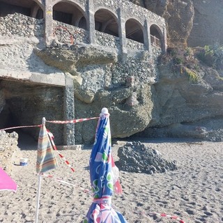 Caduta massi ad Albisola, chiusa tutta la spiaggia libera. Il sindaco: &quot;Per questa stagione non riaprirà&quot;