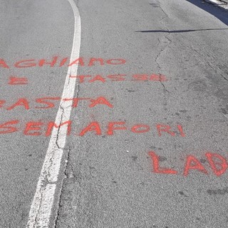 Stella, statale da oltre un anno in attesa di sistemazioni. Sulla 334 ora la protesta è scritta sull'asfalto: &quot;Paghiamo le tasse, basta semafori&quot;
