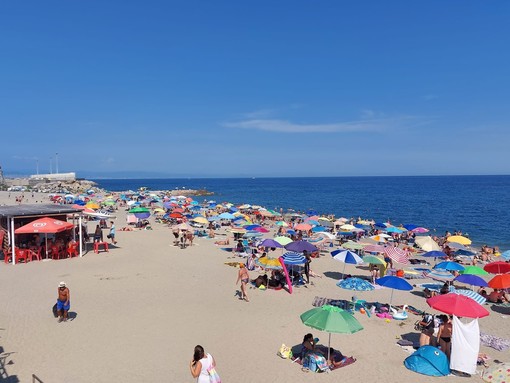 Savona, malore in spiaggia al Prolungamento: donna trasportata in ospedale