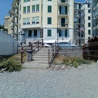 Savona, pulita la piccola spiaggia libera di via Cimarosa
