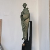 Finale, la scultura di Don Carlo trasferita definitivamente in Piazza Abbazia: la cerimonia domenica 26 maggio