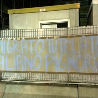 &quot;Immigrato tutelato, italiano pignorato&quot;: striscioni di protesta del gruppo antipolitico savonese a Loano, Savona e Cairo