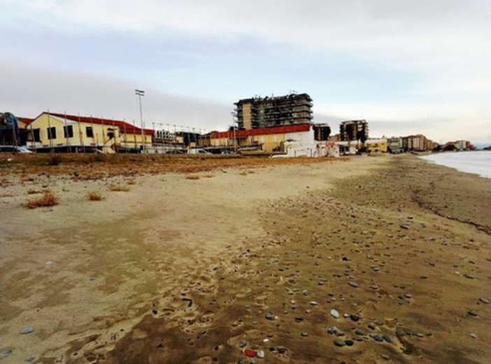 Spiagge libere e stabilimenti balneari pronti a riaprire, in Prefettura a Savona il vertice con i comuni costieri, Capitaneria e Autorità Portuale