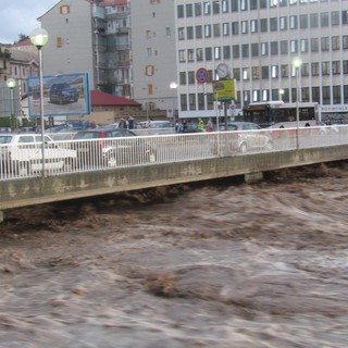 Il Letimbro minaccia Savona, ponti chiusi, difficoltà dei sanitari a raggiungere eventuali casi urgenti, vigili del fuoco mobilitati