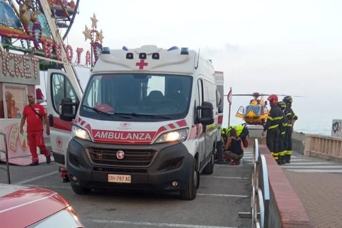 Ceriale, bambina investita da un'auto in via Indipendenza: trasportata al Gaslini in elisoccorso (FOTO e VIDEO)