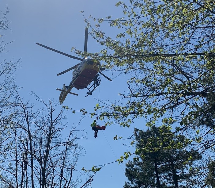 Biker cade nel finalese: 56enne tedesco soccorso con l'elisoccorso