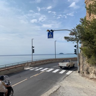 Borghetto S. Spirito, attivato il semaforo per l'attraversamento pedonale nei pressi del Castello Borelli
