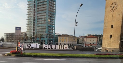 Ceduta la Sampdoria, a Savona i tifosi festeggiano con uno striscione: &quot;Solo io. Solo tu&quot;