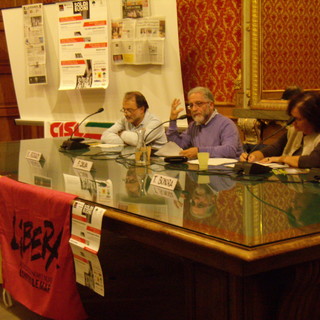 Nella foto, un momento della serata. Fabio Silva al centro con Enrico Reggio e Tiziana Bonora