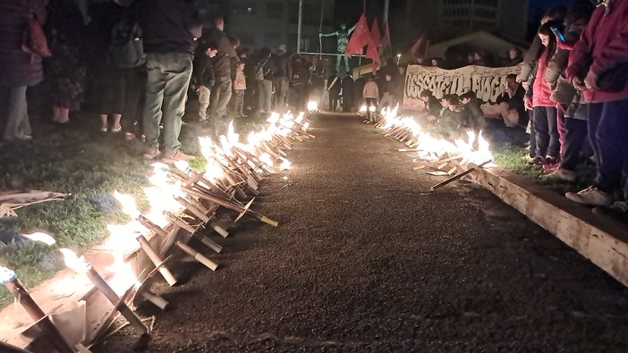 Savona, le fiaccole illuminano la sera del 24 aprile. Il sindaco di Savona cita il &quot;caso&quot; Scurati  (FOTO)