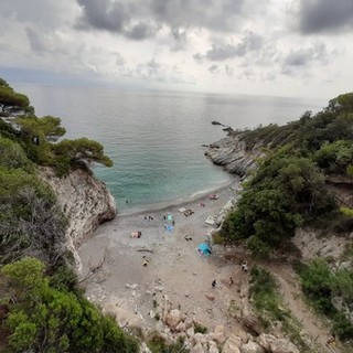 Rifiuti abbandonati sull'arenile del lido delle Sirene a Bergeggi, il sindaco firma l'ordinanza di rimozione