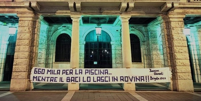 Savona, gli ultras pizzicano il comune sullo stadio: &quot;660mila euro per la piscina mentre il Baci lo lasci in rovina&quot;