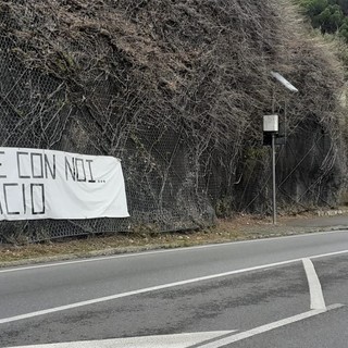 &quot;Per sempre con noi... Bricio&quot;, sulla via Aurelia a Savona uno striscione per ricordare Fabrizio Manitto (FOTO)