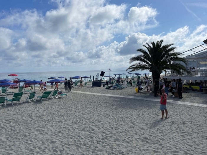 Sethu e la savonesità: il suo nuovo video musicale girato sulla spiaggia di Finale Ligure