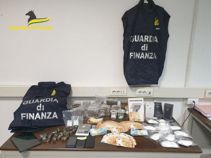 La gastronomia come base per lo spaccio: pusher albanese arrestato a Savona