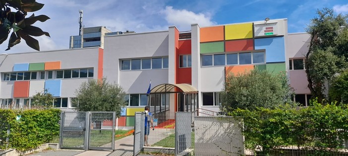 Savona, chiuso il cantiere per la ristrutturazione: la scuola De Amicis si colora