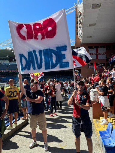 &quot;Ciao Davide&quot;, il saluto con uno striscione nella Nord del Genoa per Meirana