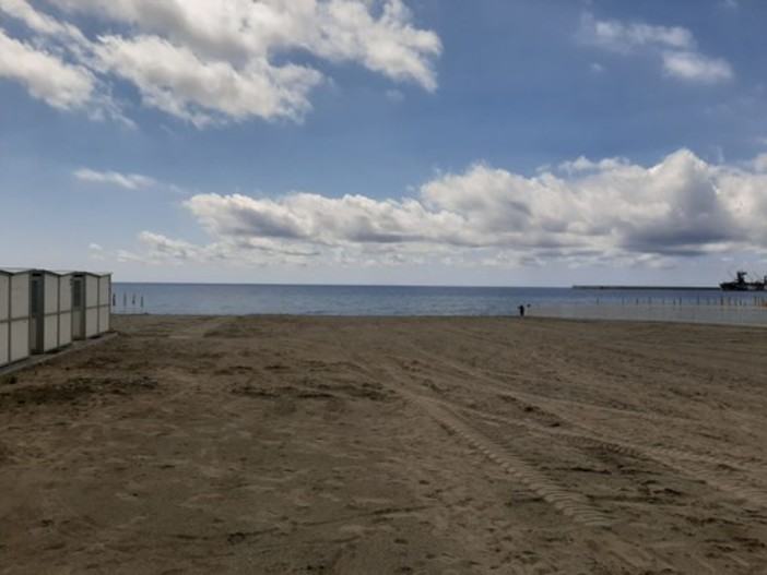 Creano scompiglio in spiaggia e intimidiscono i dipendenti del Comune: intervento dei carabinieri