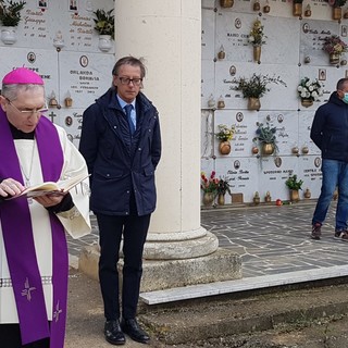 Un pensiero per le vittime del Coronavirus: sindaco e Vescovo in visita al cimitero di Leca d'Albenga