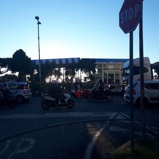 Scontro tra scooter e auto ad Albissola: un ferito al San Paolo (FOTO)