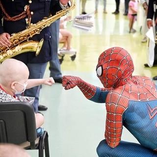 C'è bisogno di nuovi giocattoli per la Pediatria del San Paolo: appello di Spiderman Mattia Villardita