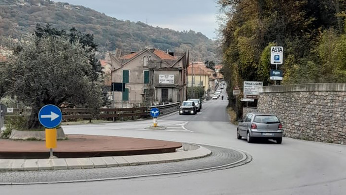 Veicolo sfonda parte di un'abitazione: l'incidente di Finalborgo riapre il tema sicurezza sulla Sp490