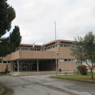 Nella foto: la scuola secondaria di primo grado di Quiliano