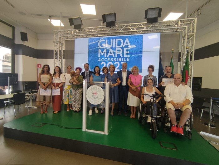 Guida al mare accessibile, le spiagge aperte alle persone con disabilità motoria: ecco gli stabilimenti nel Savonese