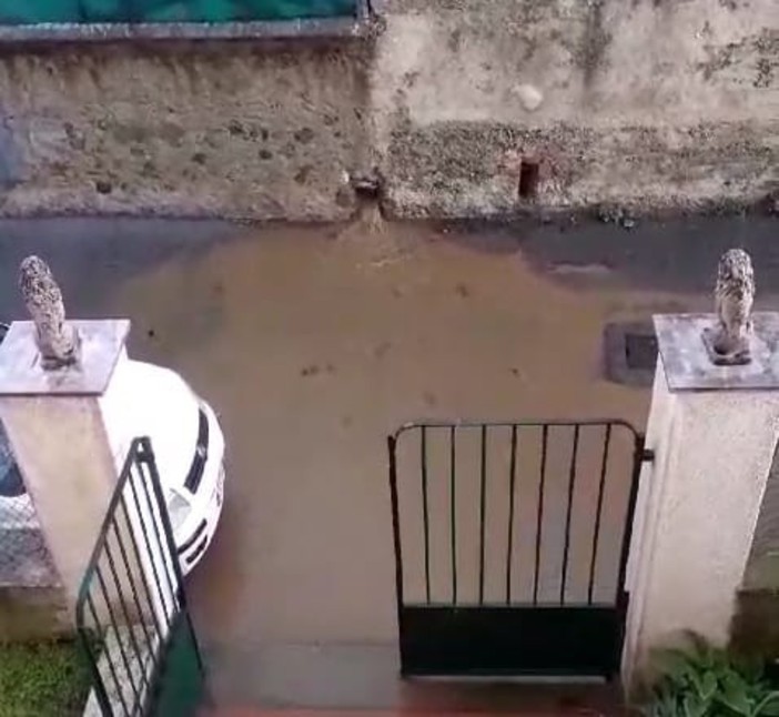 Sversamento fogna in via Piave ad Albisola, disperato un abitante: &quot;Quando piove non riusciamo ad uscire di casa, non sappiamo più cosa fare&quot; (FOTO e VIDEO)