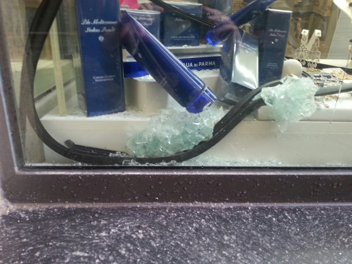Spaccate e furti nei negozi di Savona, Ascom: &quot;Situazione insostenibile, necessario piano sicurezza&quot;