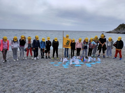 La scuola primaria in prima linea per la protezione dell’ambiente: pulita una spiaggia a Bergeggi (FOTO)