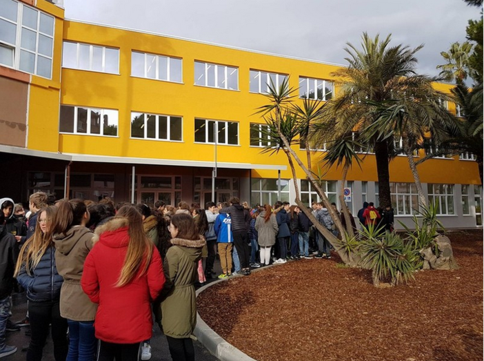 Botta e risposta sull'inaugurazione della scuola. La dirigente scolastica: &quot;Non potevamo fare il trasferimento subito&quot;