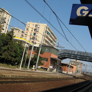 Tragedia a Voltri, ragazzo non si accorge del treno in arrivo e viene investito in stazione