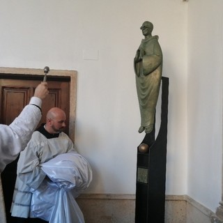 Il sorriso accogliente di don Carlo veglierà su Finalpia: svelata la scultura in suo ricordo (FOTO)