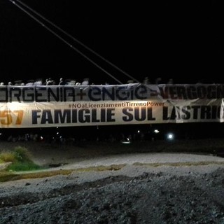 Fuochi d'artificio a Savona, protesta dei lavoratori di Tirreno Power